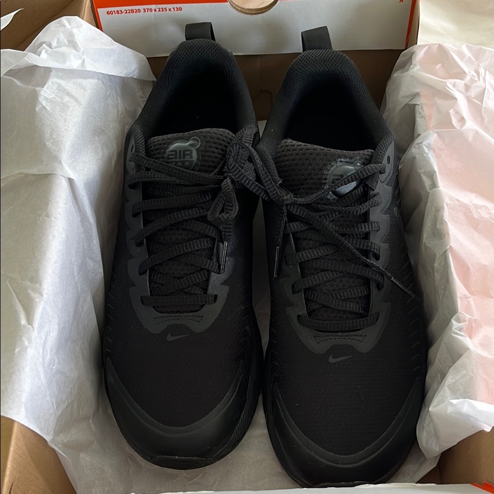Nike Wide Black Athletic Shoes Sleek Design Versatile